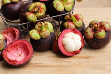 ahşap üzerinde mangosten meyve