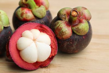 ahşap üzerinde mangosten meyve