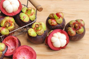 ahşap üzerinde mangosten meyve