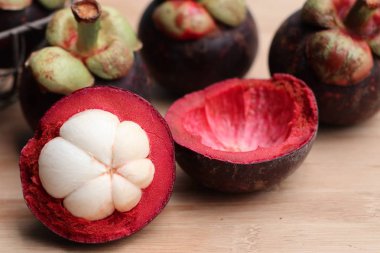 ahşap üzerinde mangosten meyve