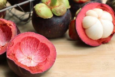 ahşap üzerinde mangosten meyve