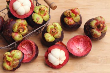 ahşap üzerinde mangosten meyve