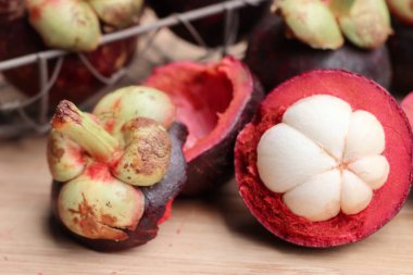 ahşap üzerinde mangosten meyve