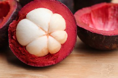 ahşap üzerinde mangosten meyve