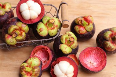 ahşap üzerinde mangosten meyve