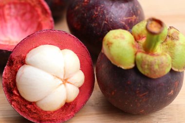 ahşap üzerinde mangosten meyve