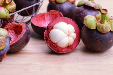 ahşap üzerinde mangosten meyve