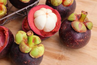 ahşap üzerinde mangosten meyve