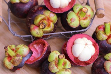 ahşap üzerinde mangosten meyve