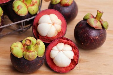 ahşap üzerinde mangosten meyve