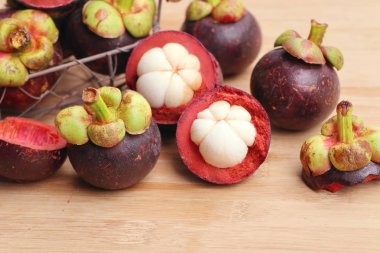 ahşap üzerinde mangosten meyve