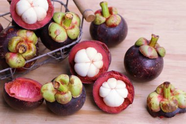 ahşap üzerinde mangosten meyve