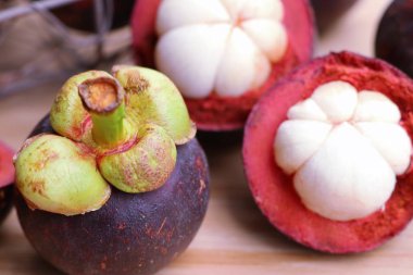 ahşap üzerinde mangosten meyve