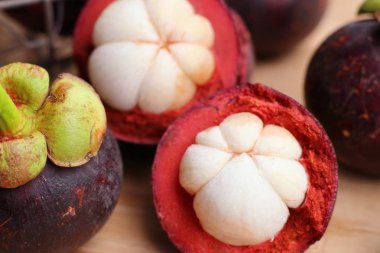 ahşap üzerinde mangosten meyve