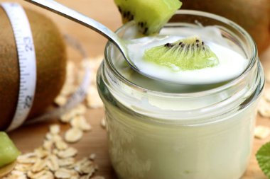 kivi güler yüzlü yoğurt ile