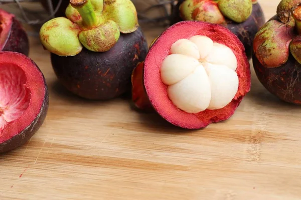 Mangostanu ovoce na dřevěné — Stock fotografie