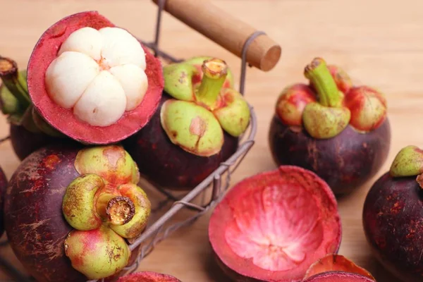 ahşap üzerinde mangosten meyve