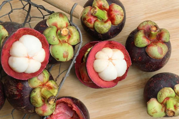 ahşap üzerinde mangosten meyve