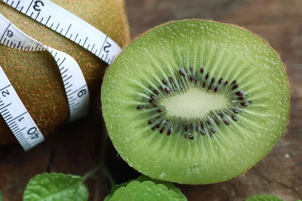 Kiwifrukt med blad — Stockfoto