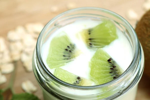 Kiwi com iogurte smoothie — Fotografia de Stock