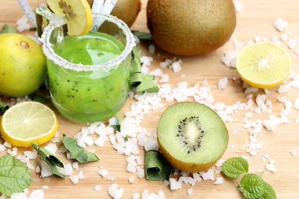 Kiwi mit Saft-Smoothie — Stockfoto