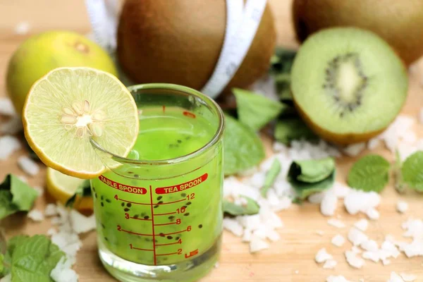 Kiwi mit Saft-Smoothie — Stockfoto