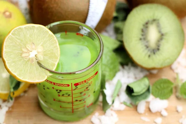 Kiwi mit Saft-Smoothie — Stockfoto