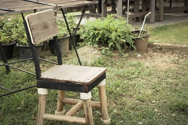 Chaises en bois dans le jardin — Photo