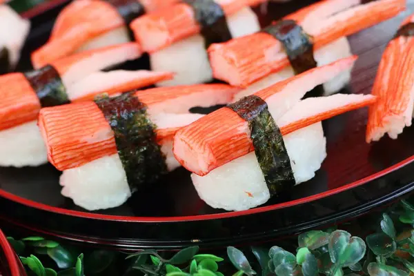 Sushi na pouliční stánky s jídlem — Stock fotografie