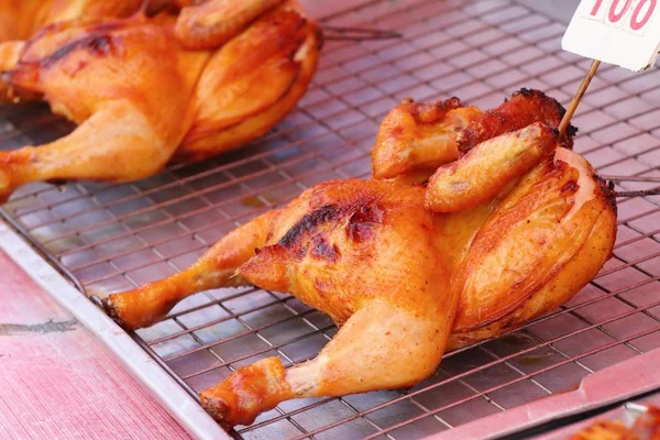 Pollo a la parrilla en la comida callejera — Foto de Stock