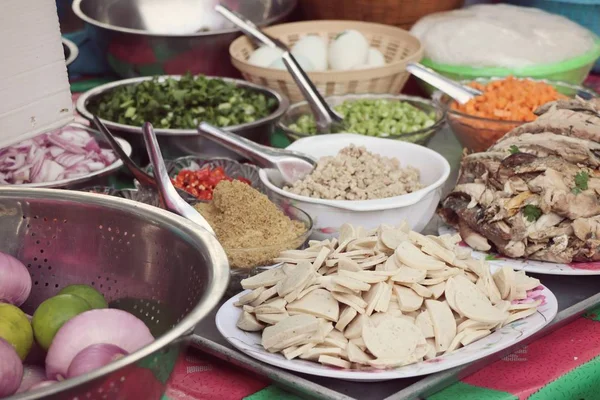 Salade thaïlandaise de saucisses de porc à la street food — Photo