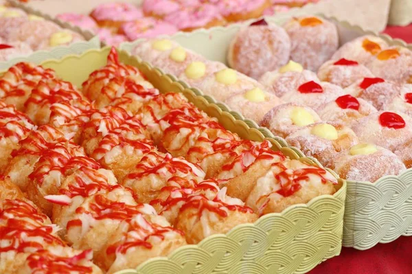 Donuts doces em comida de rua — Fotografia de Stock