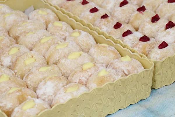 Donuts doces em comida de rua — Fotografia de Stock