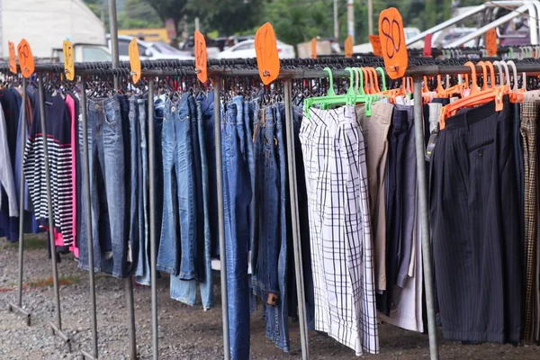 Butik byxor på gatan — Stockfoto