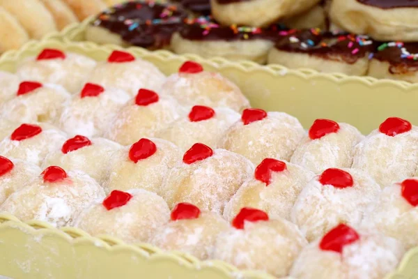 Donuts doces em comida de rua — Fotografia de Stock