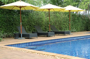 Havuzun yanında sandalye