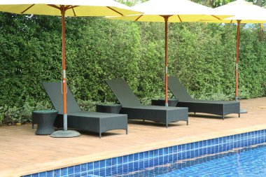 Havuzun yanında sandalye