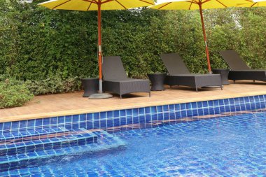 Havuzun yanında sandalye