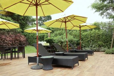 Havuzun yanında sandalye