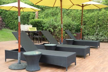 Havuzun yanında sandalye