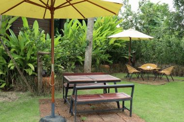 Avluya masada oturma