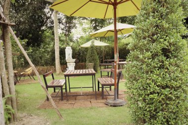 Avluya masada oturma