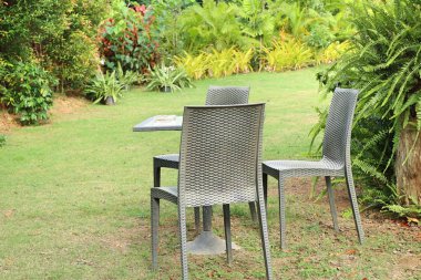 Avluya masada oturma