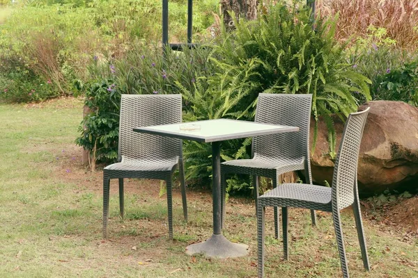 Сидящий стол во дворе — стоковое фото