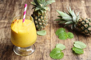 taze ananas smoothies