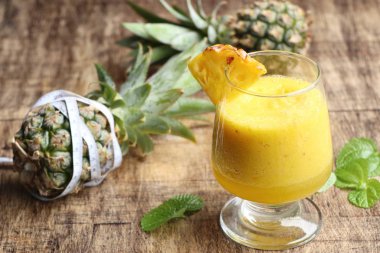 taze ananas smoothies