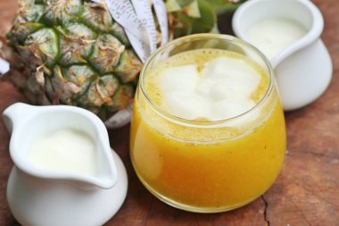 ananas smoothies yoğurt ile