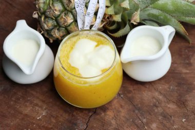 ananas smoothies yoğurt ile