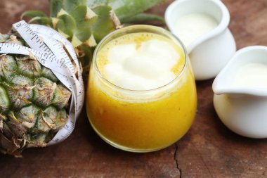ananas smoothies yoğurt ile
