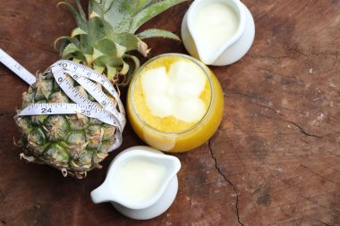 ananas smoothies yoğurt ile